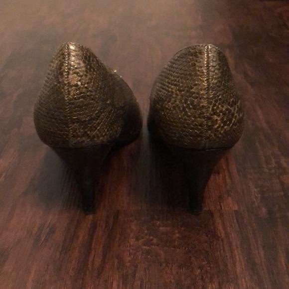 Women’s Bandolino Brown Faux Snakeskin Round Toe Pumps Size 7 - Picture 3 of 16